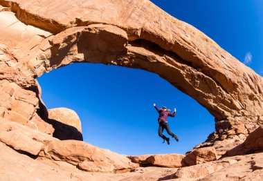 Arches içinde atlama kadın