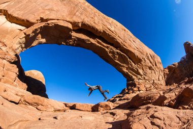 dikkatli olun, kayalar üzerinde seyahat etmeyin