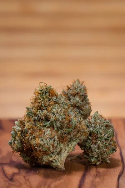 Kannabisz rügyek a táblázat — Stock Fotó