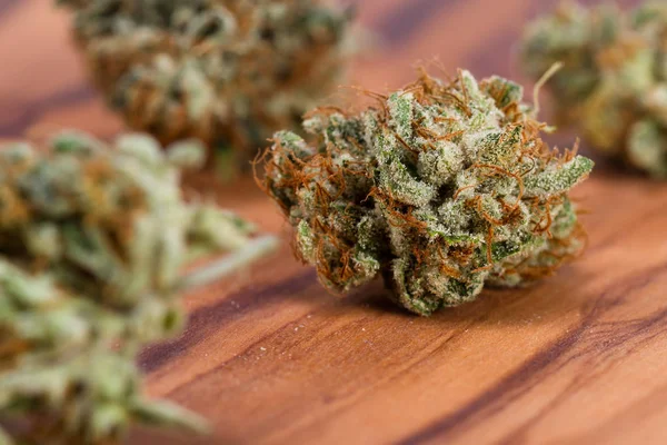 Bourgeon de cannabis sur une table — Photo