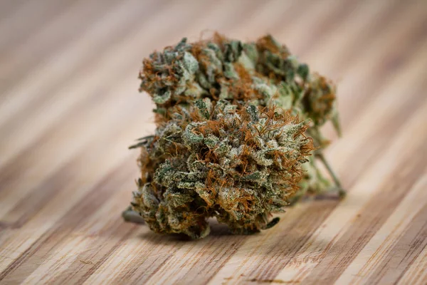 Marihuana bud na stole — Zdjęcie stockowe