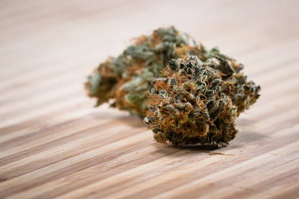 Cannabis bud op een tafel — Stockfoto
