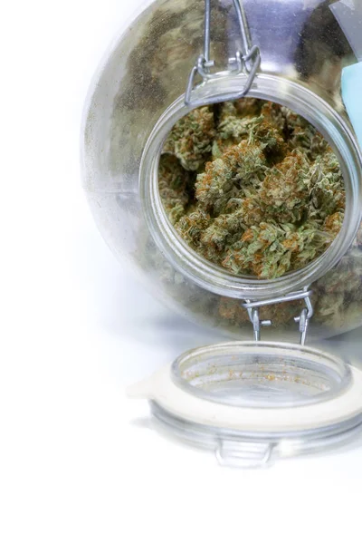 Glasburk full av cannabis — Stockfoto