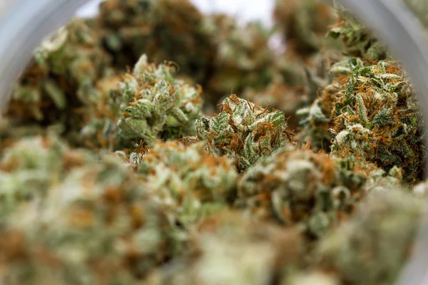 Frasco de vidrio lleno de cannabis — Foto de Stock