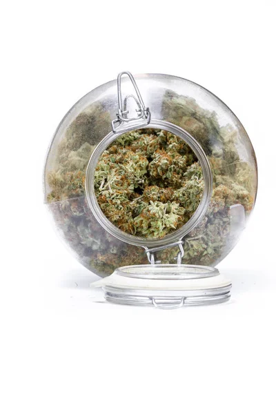 Glazen pot vol met cannabis — Stockfoto