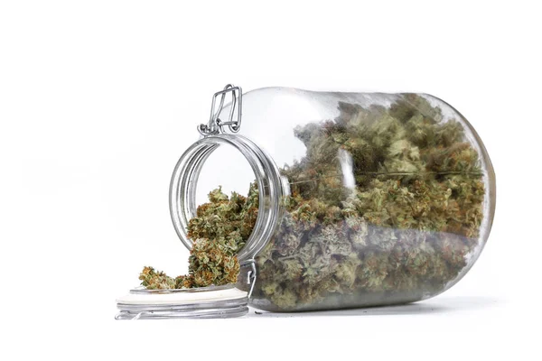 装满大麻的玻璃瓶 — 图库照片