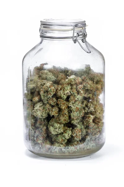 Vaso di vetro pieno di cannabis — Foto Stock