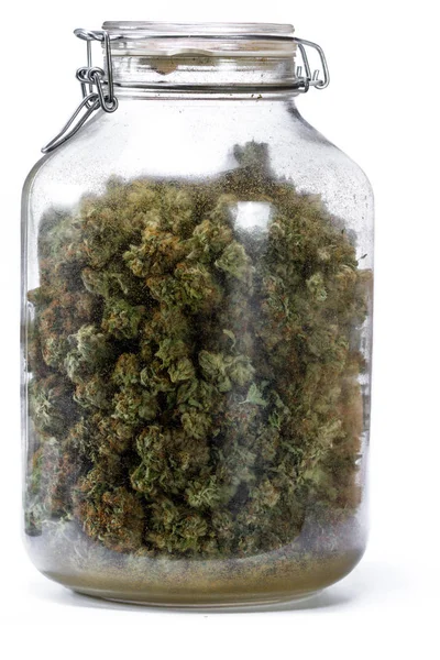 Vaso di vetro pieno di cannabis — Foto Stock