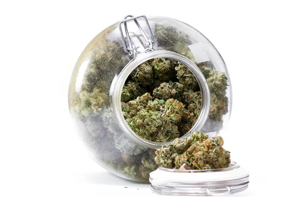 Glas voller Cannabis — Stockfoto