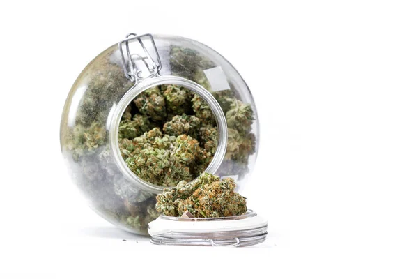 Glas voller Cannabis — Stockfoto