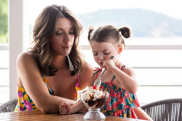 Ice cream sundae time — Stock Photo, Image