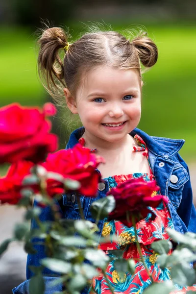 Sonriente niña — Foto de Stock