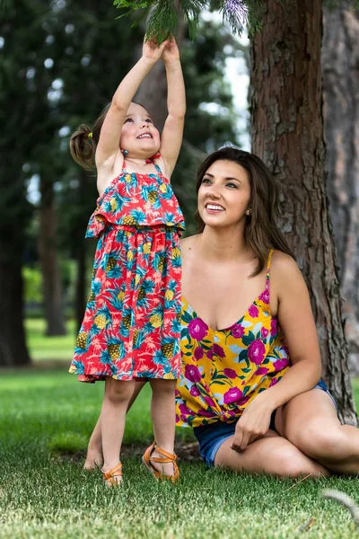 Retrato de família ao ar livre — Fotografia de Stock