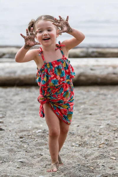 Fille avec du sable sur ses mains — Photo