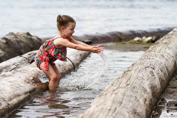 Meisje op het strand — Stockfoto