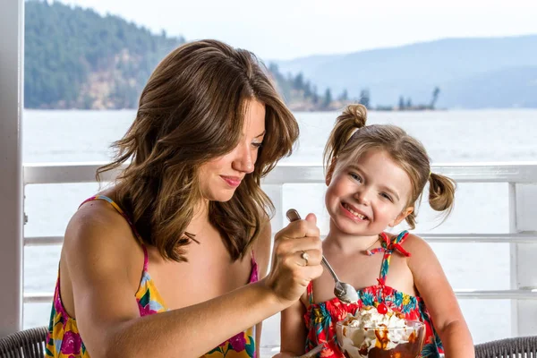 Ice cream sundae time — Stock Photo, Image