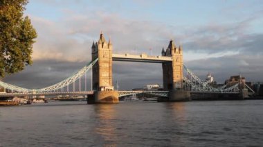 yumuşak öğleden sonra ışık ile Londra'da kule köprü