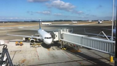 Sea-Tac, Seattle-Tacoma Uluslararası Havalimanı - 02 Eylül 2019: Alaska Havayolları Kanadı 'ndan kalkan ve inen uçakların zaman aşımı