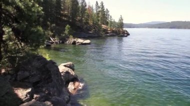 Yaz sonu Kuzey Idaho 'daki Coeur d' Alene Gölü 'nde, berrak suları ve arka planda Tubs Hill' in ünlü yürüyüş yolu