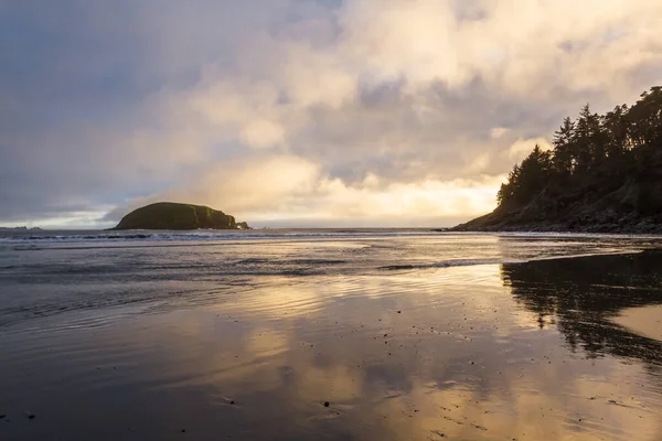 Barevné Mraky Odrážející Vodě Při Odlivu Pozorované Hunters Cove Jižním — Stock fotografie