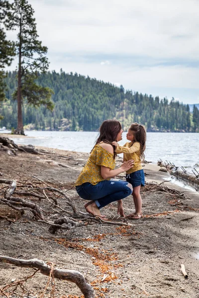 Anne Kızı Aynı Kıyafetlerle Günü Coeur Alene Idaho Sahilinde Geçiriyorlar — Stok fotoğraf