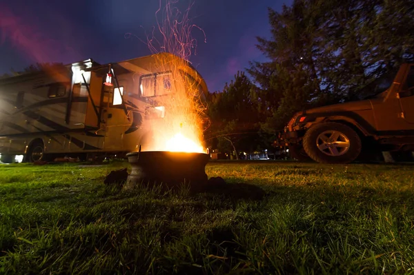 Świecące Płomienie Iskry Latające Naszym Pierścieniem Ognia Dużym Pojazdem Rekreacyjnym — Zdjęcie stockowe