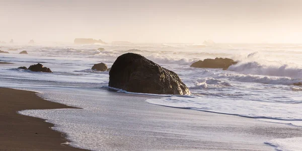 Skalista Linia Brzegowa Nesika Beach Oregon Późnym Popołudniem Słońcem Zbliżającym — Zdjęcie stockowe