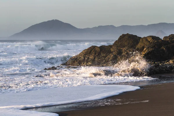 Skalista Linia Brzegowa Nesika Beach Oregon Późnym Popołudniem Słońcem Zbliżającym — Zdjęcie stockowe