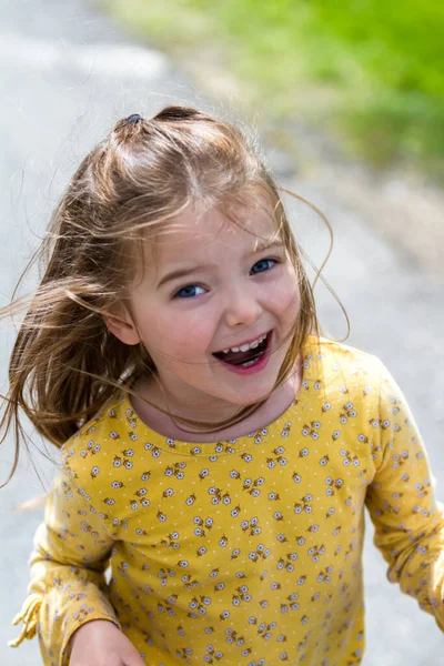 Gros Plan Une Petite Fille Souriante Courant Extérieur — Photo