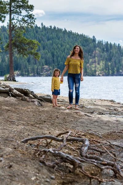 Anne Kızı Aynı Kıyafetlerle Günü Coeur Alene Idaho Sahilinde Geçiriyorlar — Stok fotoğraf
