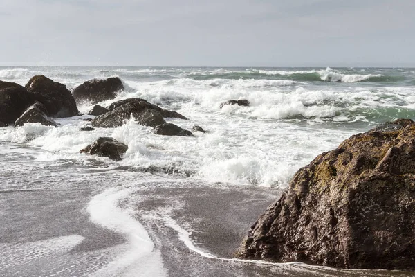 오리건주 해변에 바위가 해안선에 부딪치는 — 스톡 사진