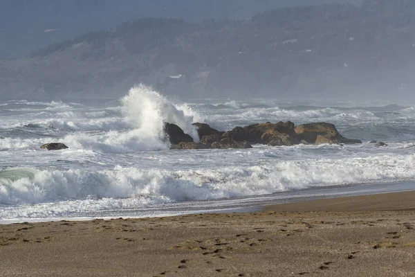 Skalnaté Pobřeží Pláži Nesika Oregon Pozdě Odpoledne Slunce Blíží Obzoru — Stock fotografie