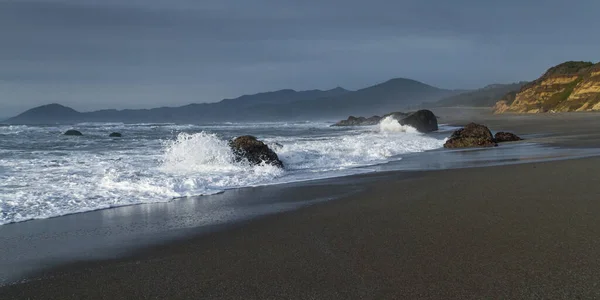 Skalnaté Pobřeží Pláži Nesika Oregon Pozdě Odpoledne Slunce Blíží Obzoru — Stock fotografie