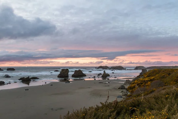 Günün Sonunda Plajda Koyu Bulutlarda Biraz Renk Belirgin Kaya Karakteristik — Stok fotoğraf