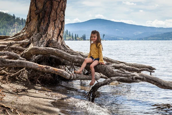 Retrato Uma Menina Feliz Sentada Uma Haste Árvore Exposta Lago — Fotografia de Stock