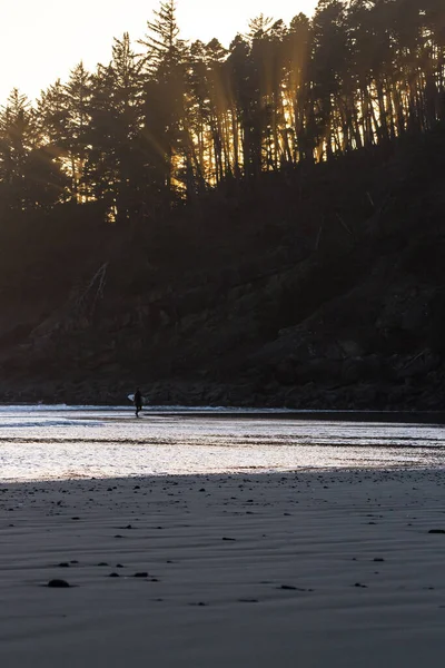 Человек Серфинг Охотники Покрыть Закатом Заднем Плане Добавив Свечение Прибрежный — стоковое фото
