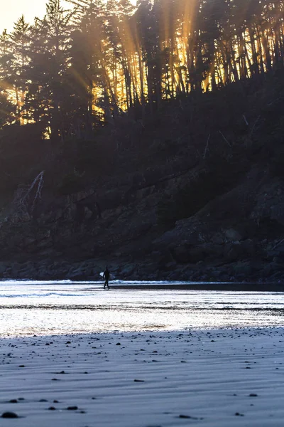 Человек Серфинг Охотники Покрыть Закатом Заднем Плане Добавив Свечение Прибрежный — стоковое фото