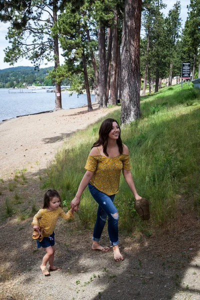 Matka Córka Pasujących Strojach Spędzają Dzień Plaży Coeur Alene Idaho — Zdjęcie stockowe