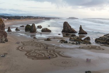 Bandon by the Sea, Oregon / USA - 07 Mart 2020: Bandon, Oregon 'daki Circles ekibi tarafından oluşturulan labirentte yürüyen insanlar