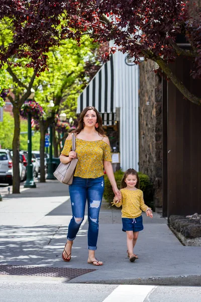 Coeur Alene Idaho Usa June 2020 Mother Daughter Walking Downtown — Stock Photo, Image