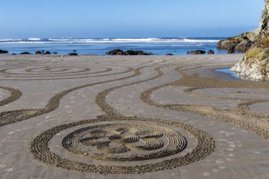 Bandon by the Sea, Oregon / USA - 13 Mart 2020: Face Rock State Park plajında Circles in the Sand ekibi tarafından oluşturulan ayrıntılı sanat çalışması