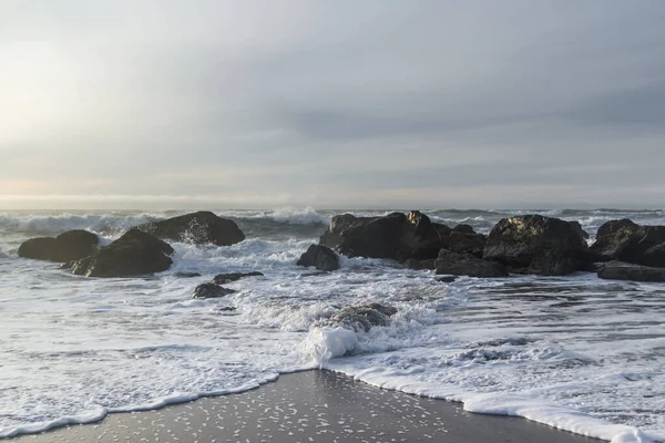 Skalnaté Pobřeží Pláži Nesika Oregon Pozdě Odpoledne Slunce Blíží Obzoru — Stock fotografie