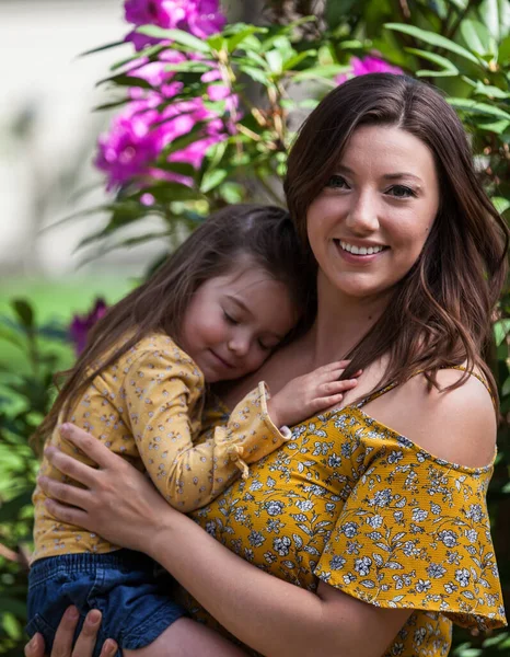 Mother Holding Her Beautiful Little Daughter Outdoor Setting Natural Light — Stock Photo, Image