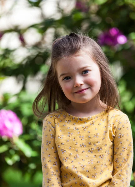 Πορτρέτο Ενός Ευτυχισμένου Τετράχρονου Κοριτσιού Υπαίθριο Χώρο Στο Coeur Alene — Φωτογραφία Αρχείου