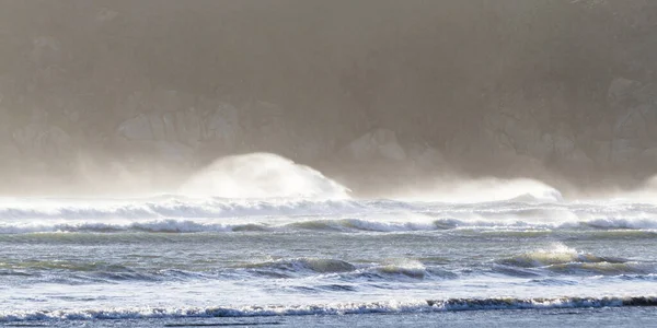 Een Winderige Dag Aan Kust Met Een Nevel Mist Die — Stockfoto