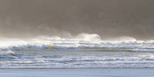 Ветреный День Побережье Брызгами Туманом Дующими Вершины Волн Сильный Солнечный — стоковое фото