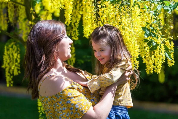 Matka Córka Pasującymi Strojami Żółtymi Kwiatami Tle — Zdjęcie stockowe
