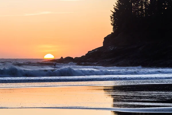 Muž Chladných Pobřežních Vodách Pobřeží Oregonu Surfování Jak Slunce Zapadá — Stock fotografie