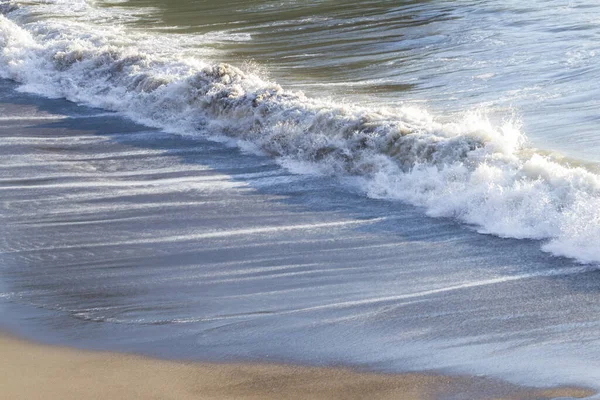 オレゴン州南部海岸の砂に衝突する波の近くで — ストック写真