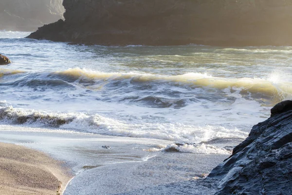 오레건 해안의 모래에 부딪치는 파도의 — 스톡 사진